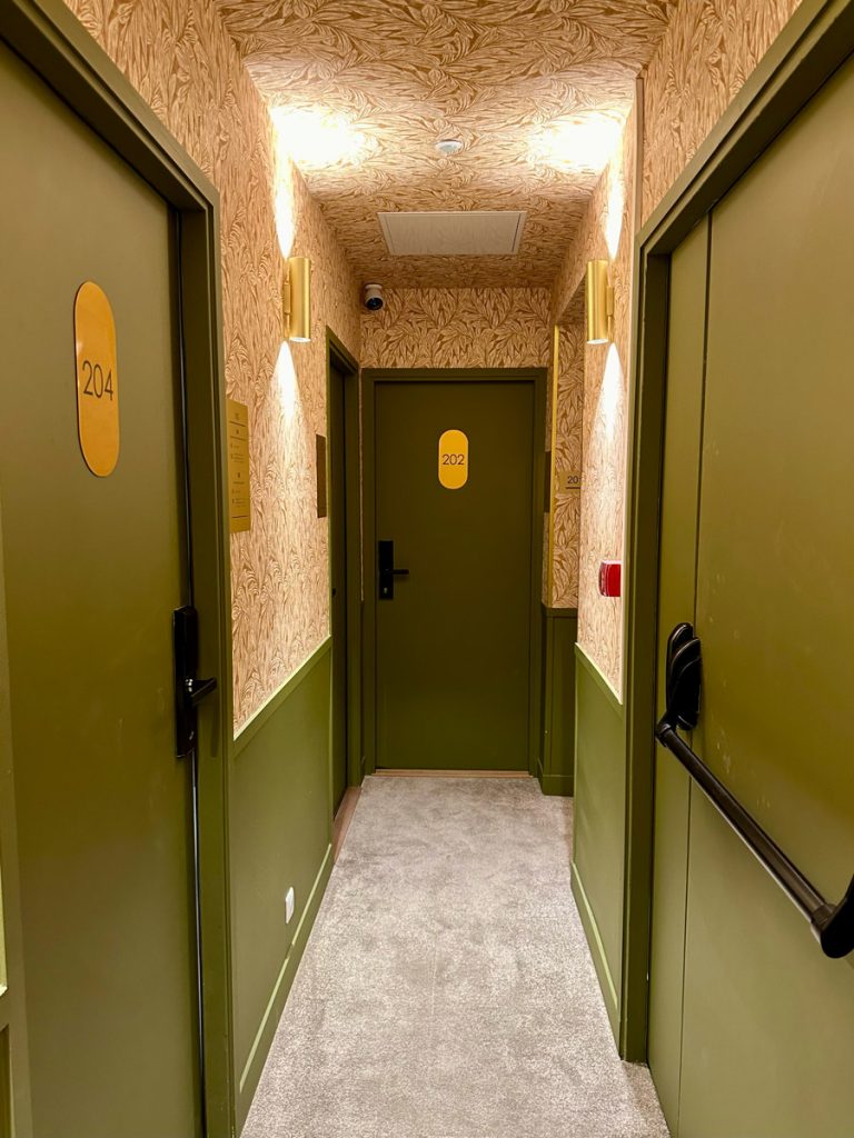 Couloir avec portes vertes